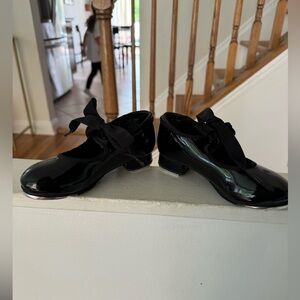 Tap shoes, barely worn. For dance class.